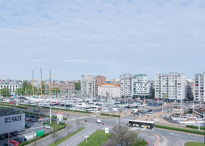 Zongericht Met Zicht Op De Jachthaven אוסטנדה